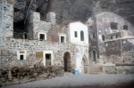 Sümela Manastırı'ndaki keşiş odaları ve kilise
