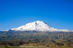 Ağrı Dağı. Zirvesini tüm güzelliği ve heybetiyle açmış.