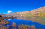 Soğuk Göl. Muhteşem bir manzara ve olağanüstü yansıma. Soğuk Göl. Muhteşem bir manzara ve olağanüstü yansıma.