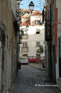 Portekiz'in ilk Fado şarkıcısı olarak kabul edilen ve 1820-1846 yılları arasında yaşamış olan Maria Severa Onofriana'nın evinin bulunduğu yer olması nedeniyle sokağa onun adı verilmiş.