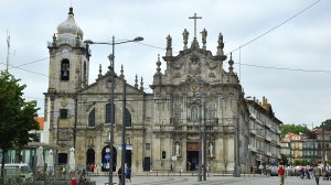 Ortadaki dar evi görebilirsiniz